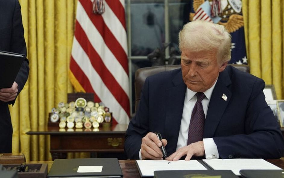 Trump a commencé à signer une série de décrets dès le premier jour