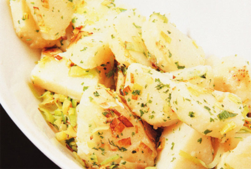 Salade de pommes de terre et poireaux sautés